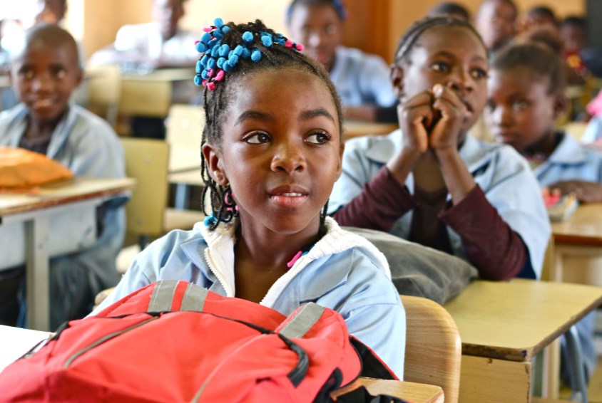 Elev ved Cambioteskolen, SOS-barnebyer Huambo. Undervisningen foregår i to skift. Foto: Emma With