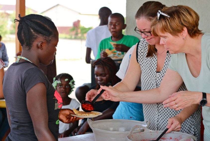 I september var fem av Fagforbundets medlemmer på besøk i barnebyen i Huambo. Det ble barnas dag, bestående av blant annet nyrørt jordbærsyltetøy, vafler og sekkeløp. Foto: Emma With