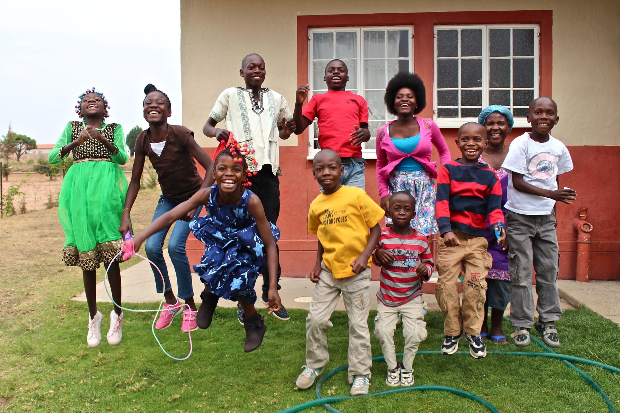 Glad familie i SOS-barnebyen i Huambo, Angola. Fagforbundet har samlet inn over 60 millioner kroner til barnebyen. Foto: Emma With