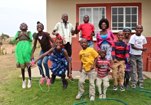 Glad familie i SOS-barnebyen i Huambo, Angola. Fagforbundet har samlet inn over 60 millioner kroner til barnebyen. Foto: Emma With