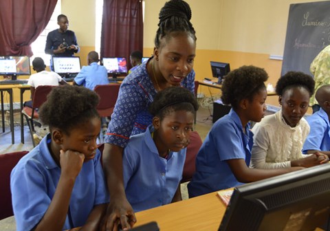 Dataundervisning. Bilde fra klasserommet der elevene sitter foran PCene, lærer Solange underviser. Foto: Turid Weisser