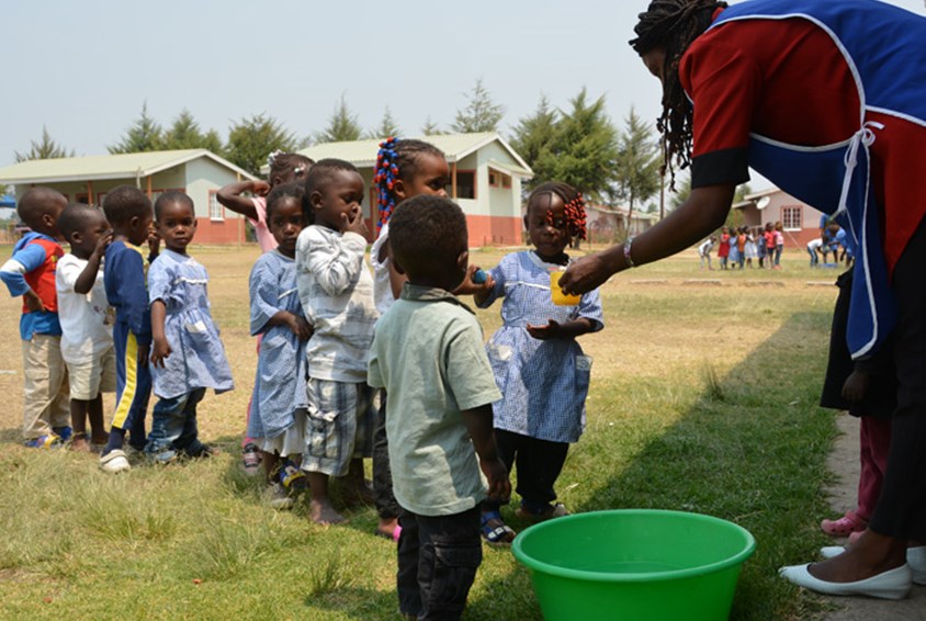 Obligatorisk håndvask for barna i barnebyen. Foto: SOS-barnebyer