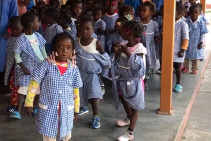 Barna i barnehagen danser.