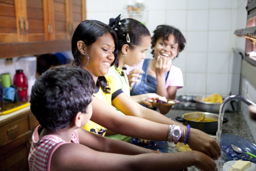 Samarbeid om oppvasken i en SOS-familie i Brasil. Foto: Patrick Wittman