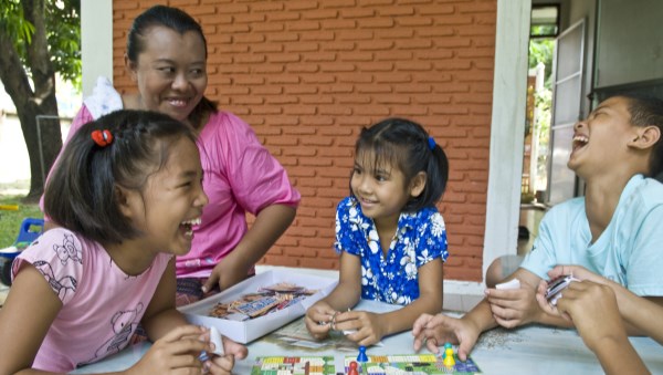SOS-familie spiller spill i en av barnebyene i Thailand. Foto: Nusrin SomchatSOS-familie spiller spill i en av barnebyene i Thailand. Foto: Nusrin Somchat