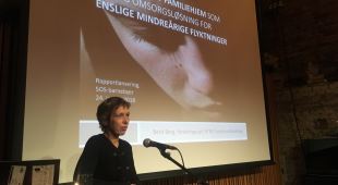Berit Berg, forskningssjef i NTNU Samfunnsforskning presenterer rapporten. Foto: SOS-barnebyer