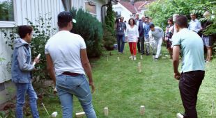 Tirsdag var det hagefest i Asker og flere av ungdommene i familiehjemmene utfordret blant andre statsråd Solveig Horne i å spille Kubb. 