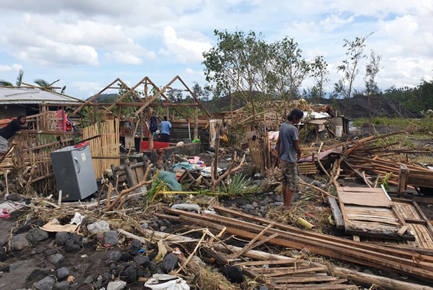 Tyfonen Goni traff Filippinene i oktober 2020. Den førte til store ødeleggelser på avlinger og bygninger, rester av hus og inventar ligger strødd utover. Foto Mark Anthony Rodriguez
