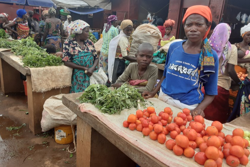 Rebecca lever av å selge grønnsaker på markedet. Foto: SOS-barnebyer Burundi