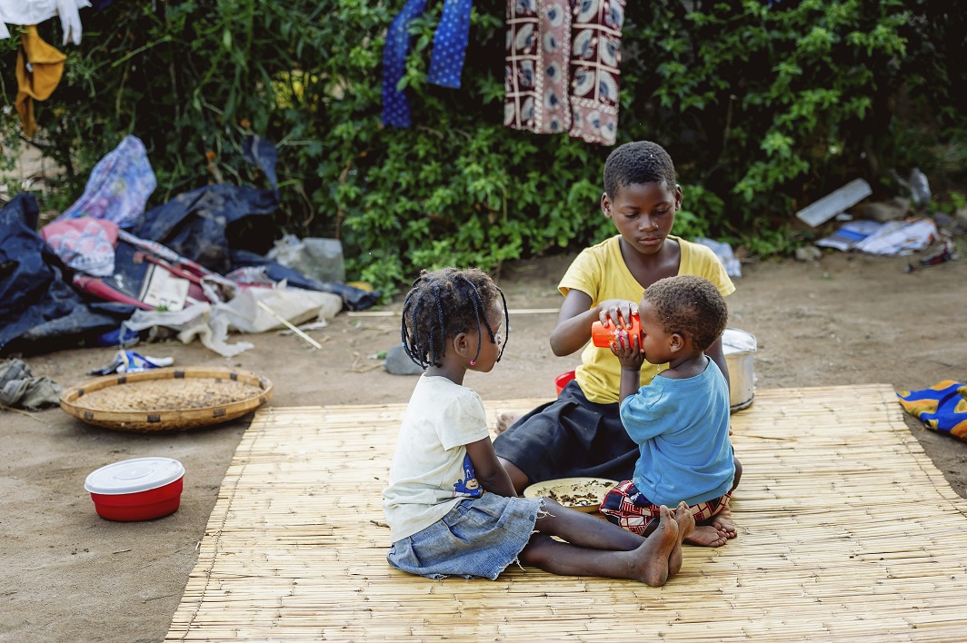 Mange barnefamilier i Afrika kan ikke skjermes for koronasmitte. Illustrasjonsfoto: Cornel van Heerden