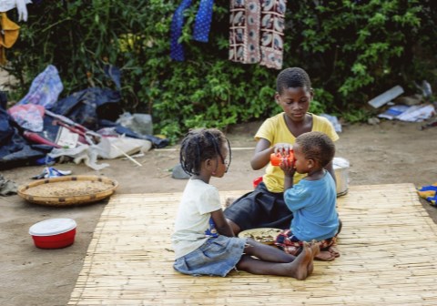 Mange barnefamilier i Afrika kan ikke skjermes for koronasmitte. Illustrasjonsfoto: Cornel van Heerden