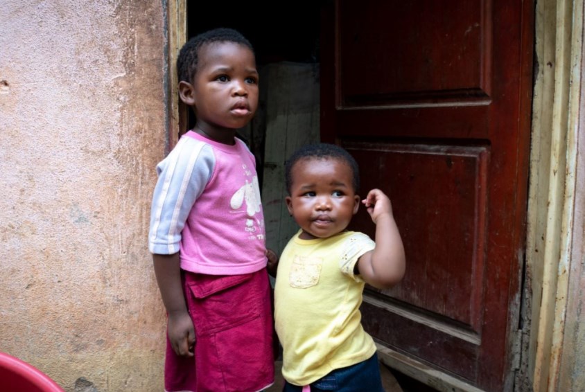 SOS-barnebyer jobber med å støtte familier i krise. Korona-pandemien kan gjøre situasjonen uholdbar for svært mange barn. Foto: Kaia Means