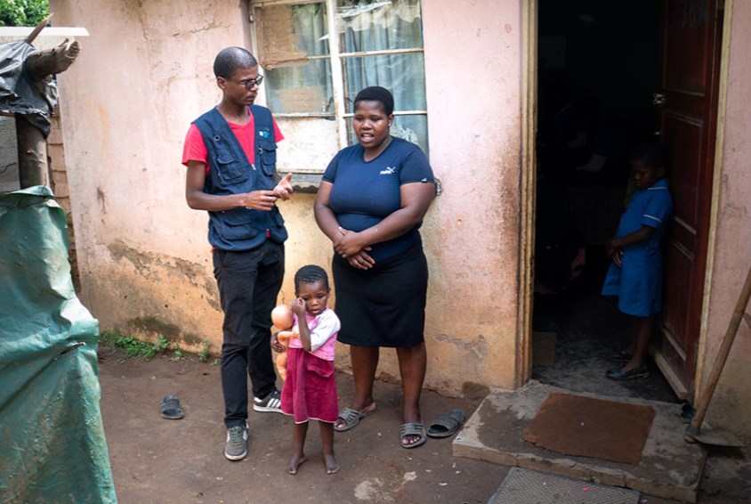 ­- Vi bygger på de ressursene som finnes i familien, og støtter dem slik at disse kan utløses, sier familierådgiver Sihle Madebe. Foto: Kaia Means.