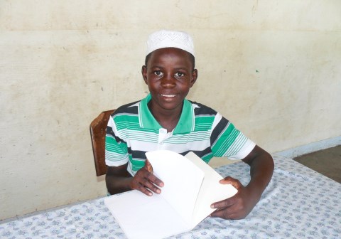 12 år gamle Abdullah er den eneste i SOS-familien som faster under Ramadanen. Det er nemlig bare han som er muslim i familien. Foto: SOS-barnebyer