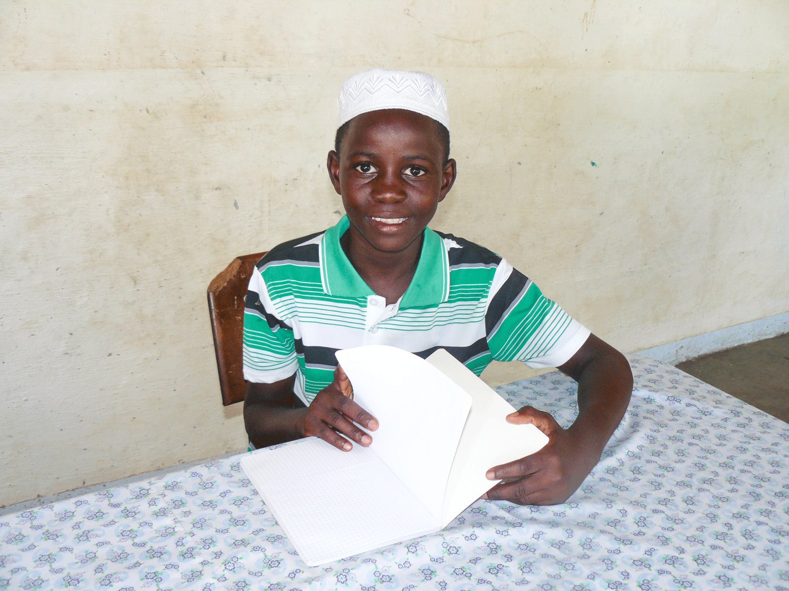 12 år gamle Abdullah er den eneste i SOS-familien som faster under Ramadanen. Det er nemlig bare han som er muslim i familien. Foto: SOS-barnebyer