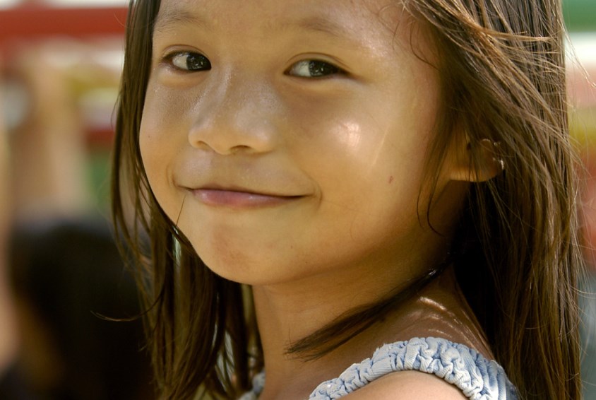 Smilende jente i SOS-barnebyen i Cebu.   