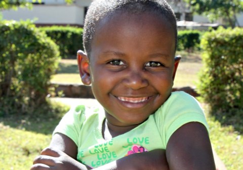 Ruvimbo er en fem år gammel jente full av liv. Foto: SOS-barnebyer