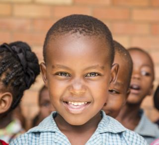 Glade barn i barnebyen i Siteki i Swaziland. Foto: Mats Hvalsengen