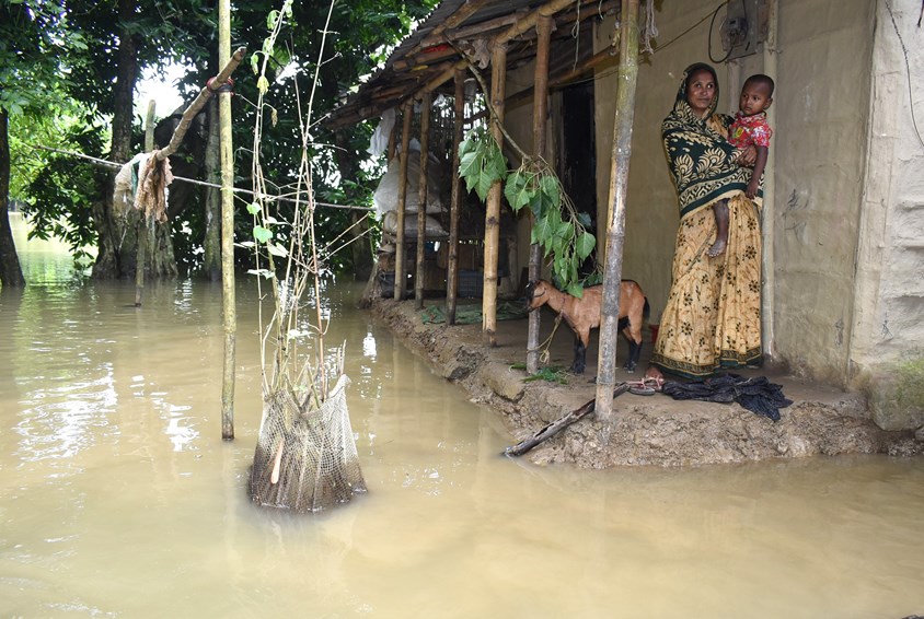 Mor og barn som ser på oversvømmelsene. Foto: SOS-barnebyer