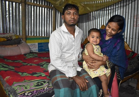 Churab og familien i sitt nyrenoverte hjem. Foto: SOS-barnebyer