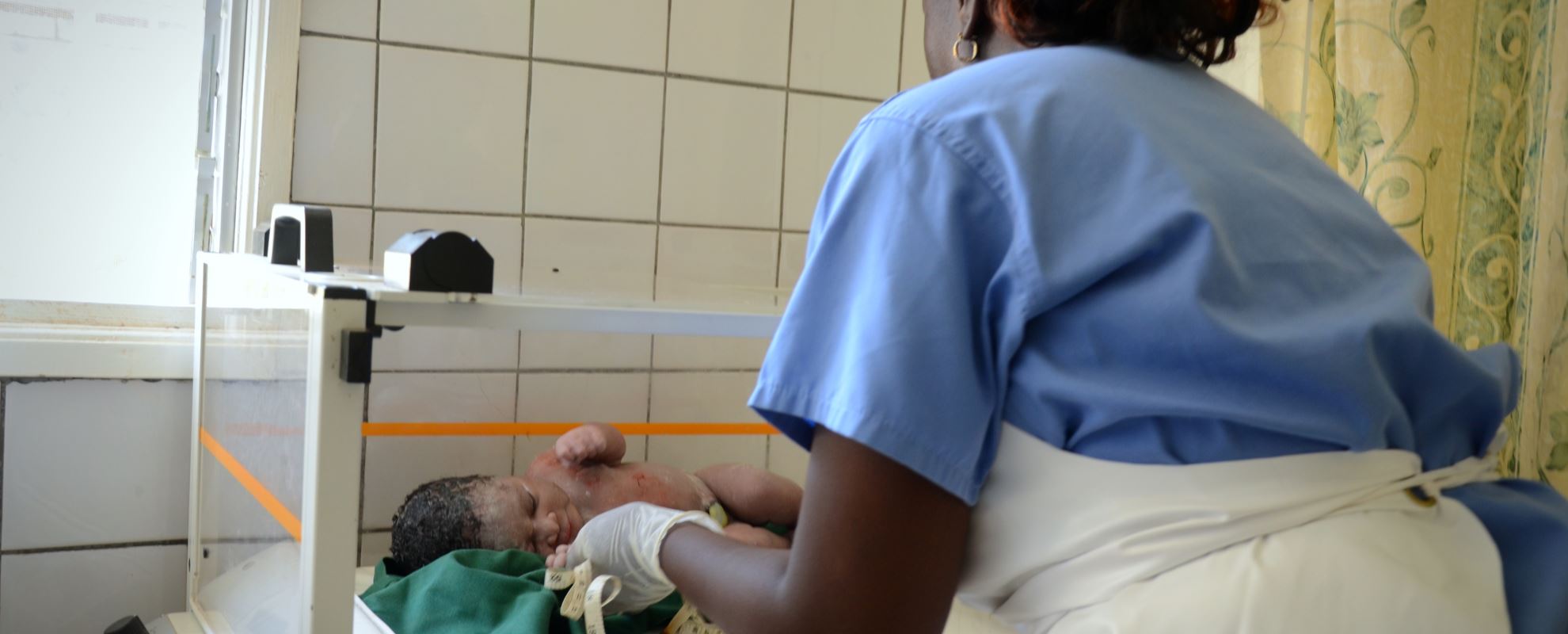 Mariama sørger for at datteren til Isatou får omsorgen hun trenger. Foto: Claire Ladavicius
