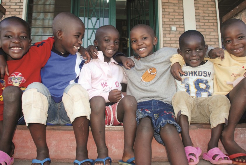 Seks søsken i en barneby i Burundi. Foto: Mariantonietta Peru