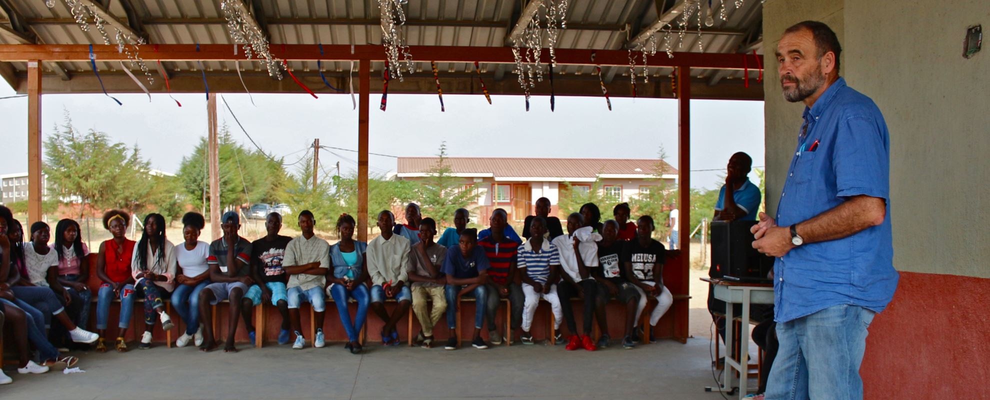 Fagforbundets Stein Guldbrandsen snakker til ungdommen i barnebyen i Huambo, Angola. Foto: Emma With