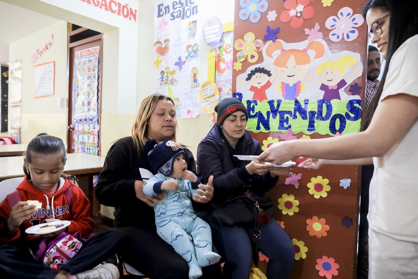 Flyktninger fra Venezuela på ernæringskurs for nyfødte.