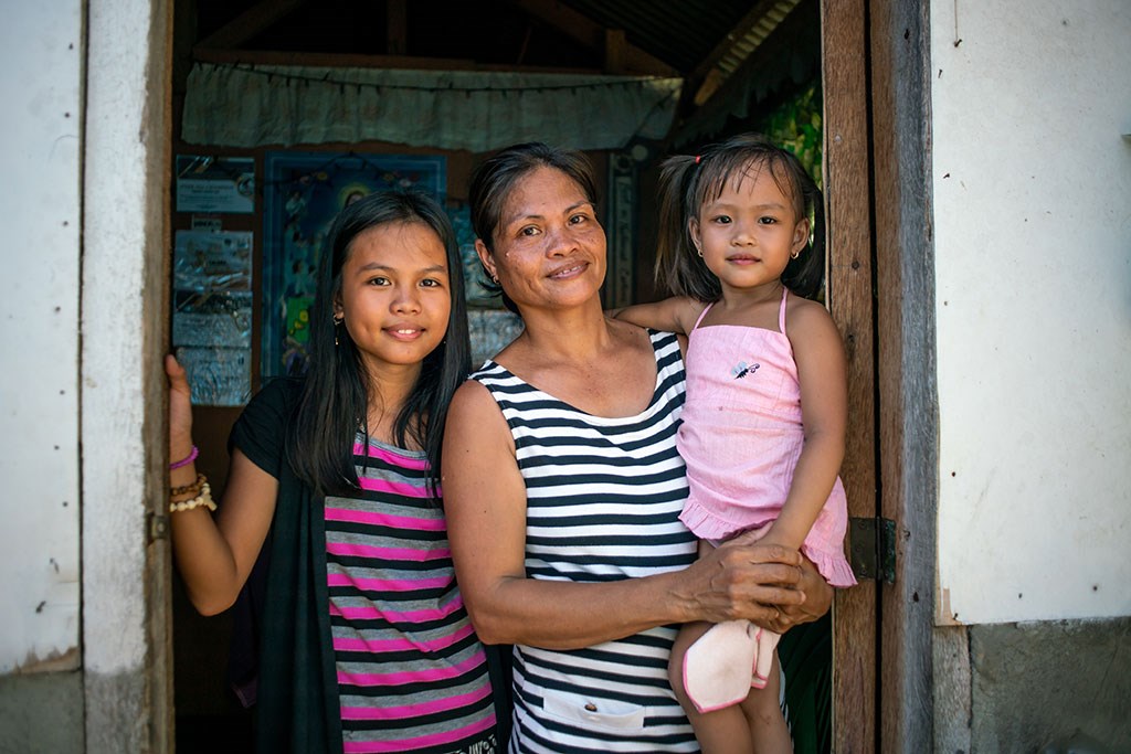 Nora mistet to av barna sine tyfonen som rammet landet for seks år siden. Det var ikke lett å få på plass en hverdag etter det som hadde skjedd. Etter hvert kom familien inn i SOS-barnebyers familieprogram. Foto: Kaia Means