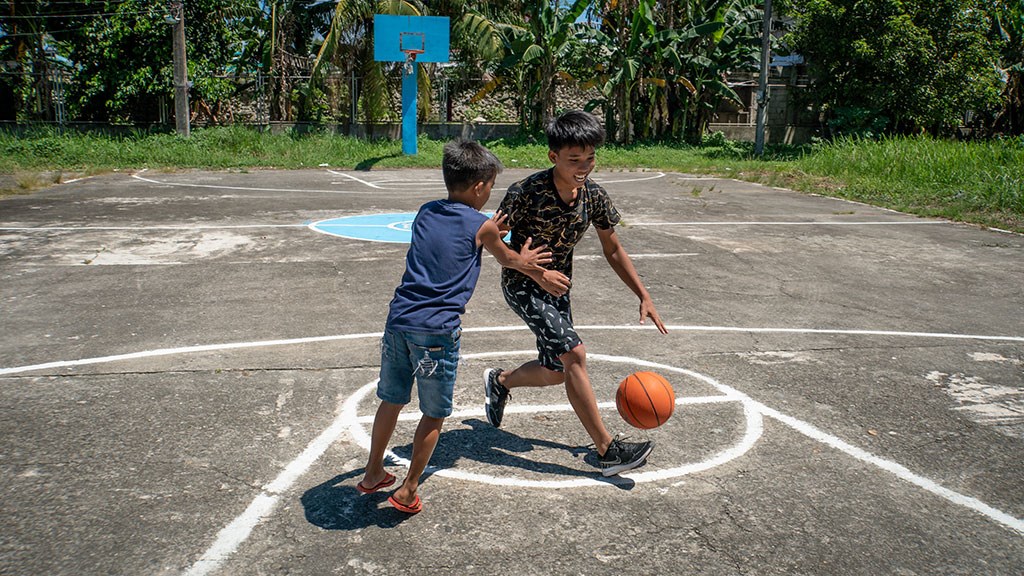 Basketball er populært på Filippinene. Robert er glad i basketball, og får mulighet til å drive med hobbyen sin i barnebyen. Foto: Kaia Means