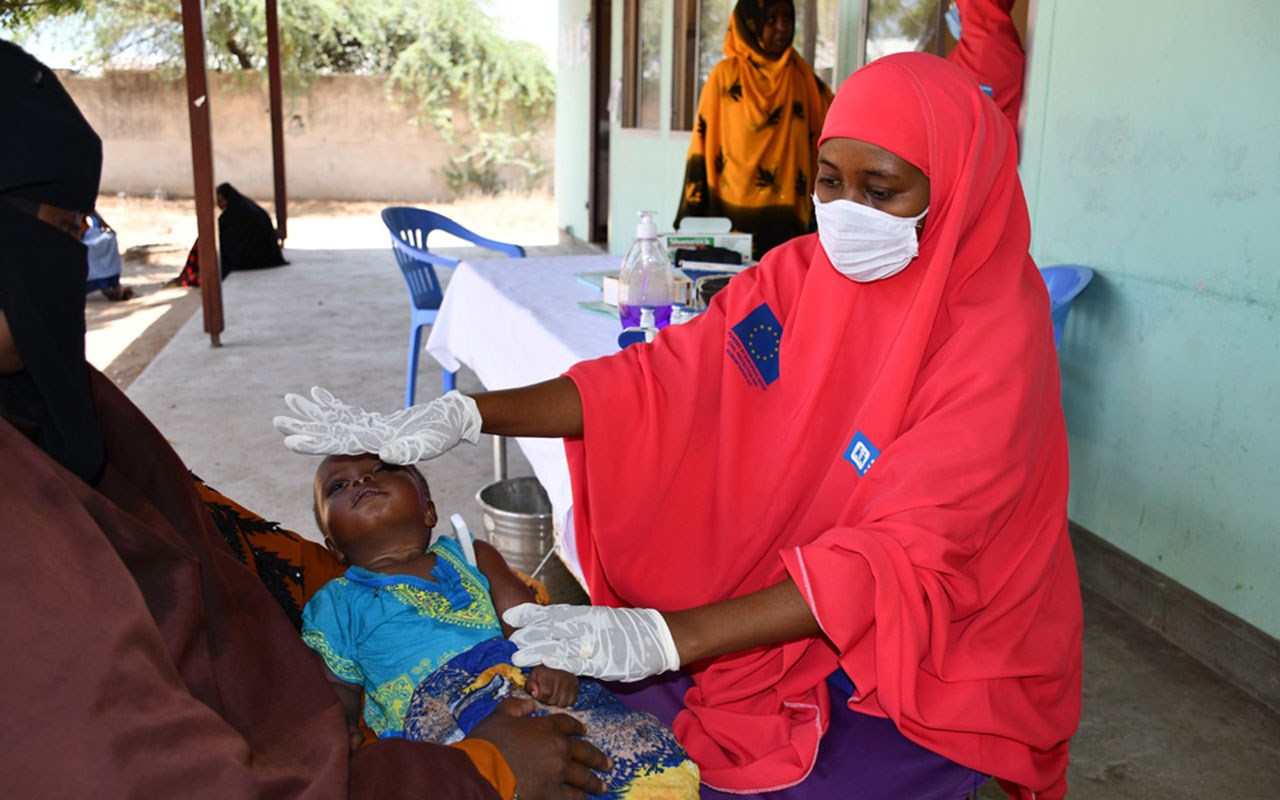 Vi samarbeider med myndigheter og partnere om hvordan vi kan bidra til å sikre helsetjenester, for eksempel ved å stille lokaler til disposisjon. Vi har trappet opp medisinsk tilbud der vi har disse, som for eksempel mobile klinikker i Somalia. Foto: Katharina Ebel