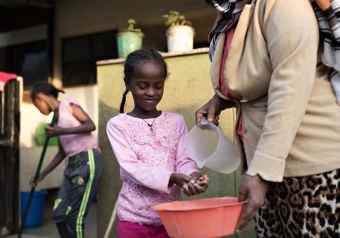 Få et lite innblikk i hvordan SOS-barnebyer jobber under koronakrisen. Foto: Lars Just