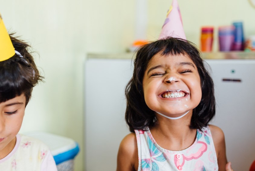 Spenning og god latter er garantert når barna feirer bursdag. Foto: Joel Sheakoski