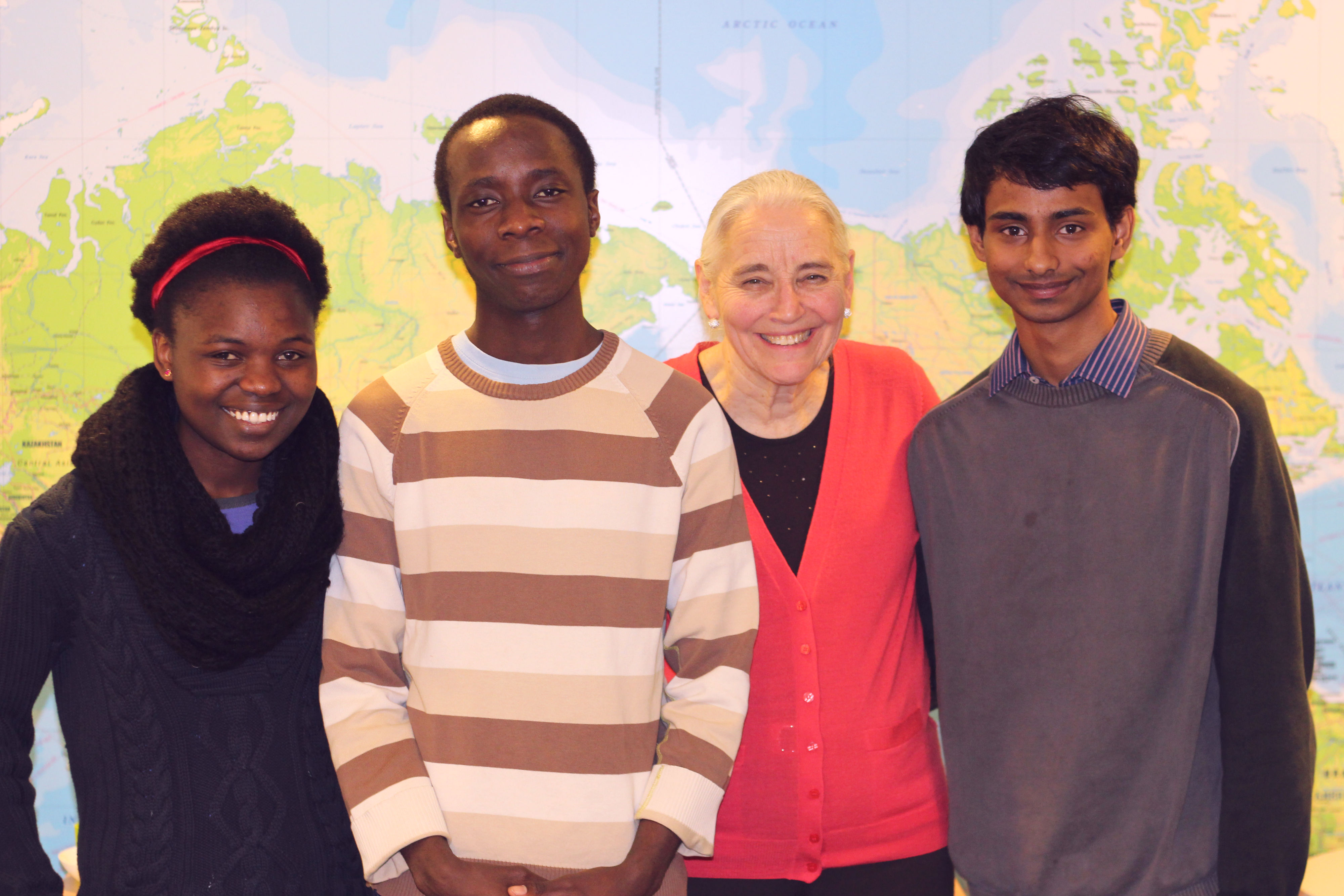 UWC-studentene Constance, Elvin, Gautham sammen med Vibeke i forbindelse med faddertreff.