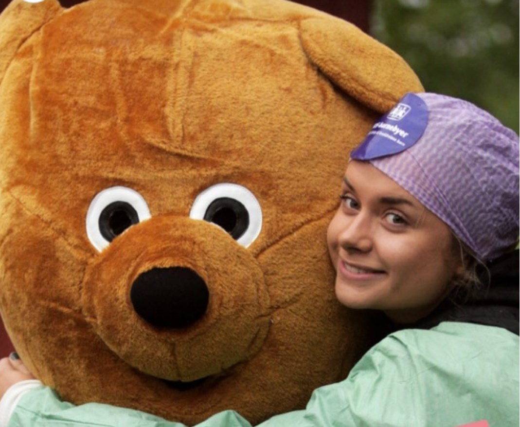 SOS-bamsen får klem av Amanda Westerheim, UngSOS Asker.