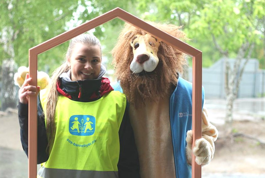 Foto i rammen for et trygt hjem med løve på besøk i Ørje!
