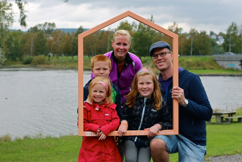 Hyggelig familiebilde under Barnebymarsjen i Lillestrøm