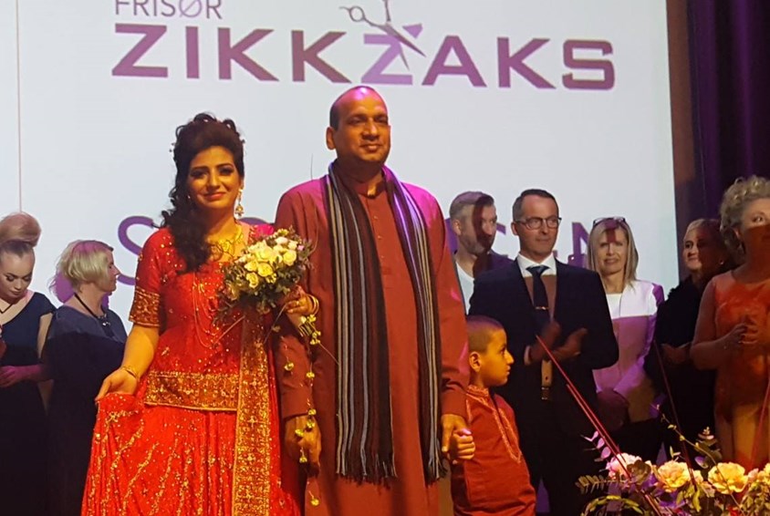 Indisk brudepar i oransje-røde klær på catwalken under motevisning i Mo i Rana