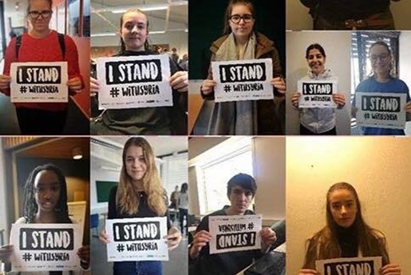 Foto satt sammen av flere bilder der ungdom holder ark påskrevet #I stand with Syria.