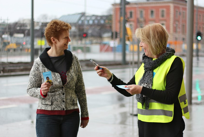 Fylkesledere Nina Langfeldt og May Gander promoterer Artistgalla. Fylkesledersamling vår 2015.