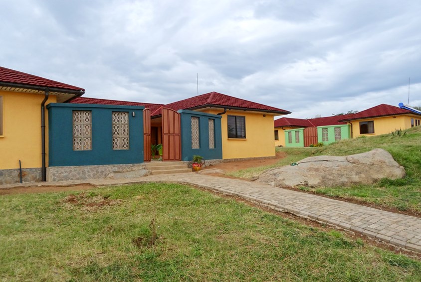 Gule hus med blå og grønne inngangspartier i barnebyen i Mwanza, Tanzania