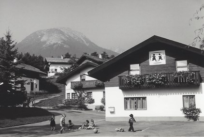 Sort-hvitt bilde av hus i barnebyen i Imst, Østerrike