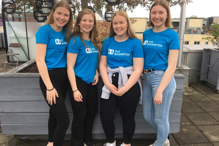 Fire jenter fra UngSOS Inderøy i blå t-skjorter.