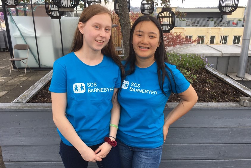 To jenter i blå t-skjorter deltar på UngSOS samling.