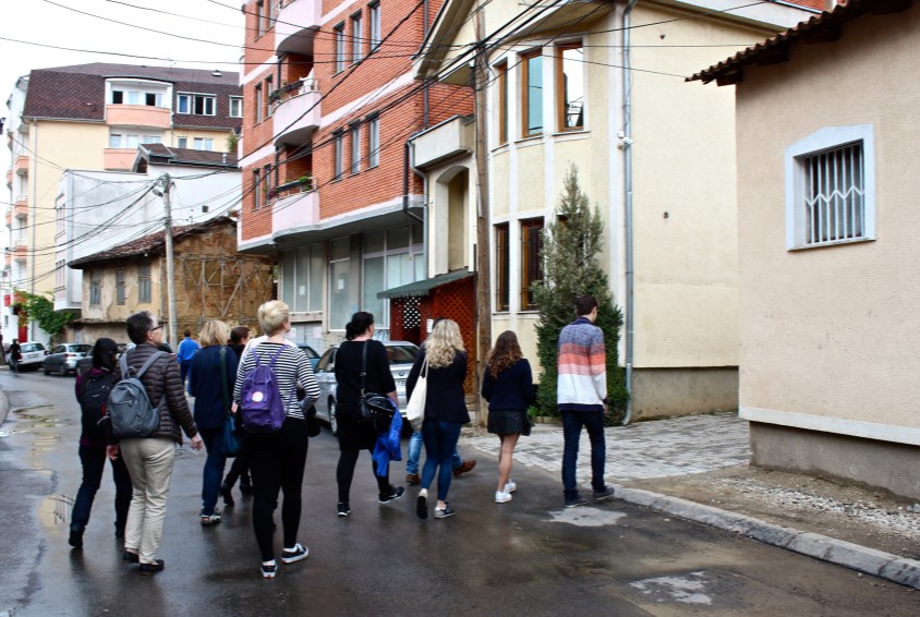 Frivillige fikk også besøke SOS-familier som bor integrert i lokalsamfunnet i Pristina. Foto: Emma With