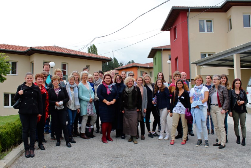 Frivillige fra Norge og ansatte i Kosovo samlet i barnebyen i Pristina rett etter ankomst. Foto: Emma With