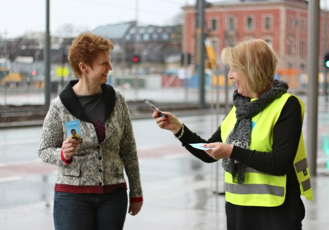 Fylkesledere Nina Langfeldt og May Gander promoterer Artistgalla. Fylkesledersamling vår 2015.