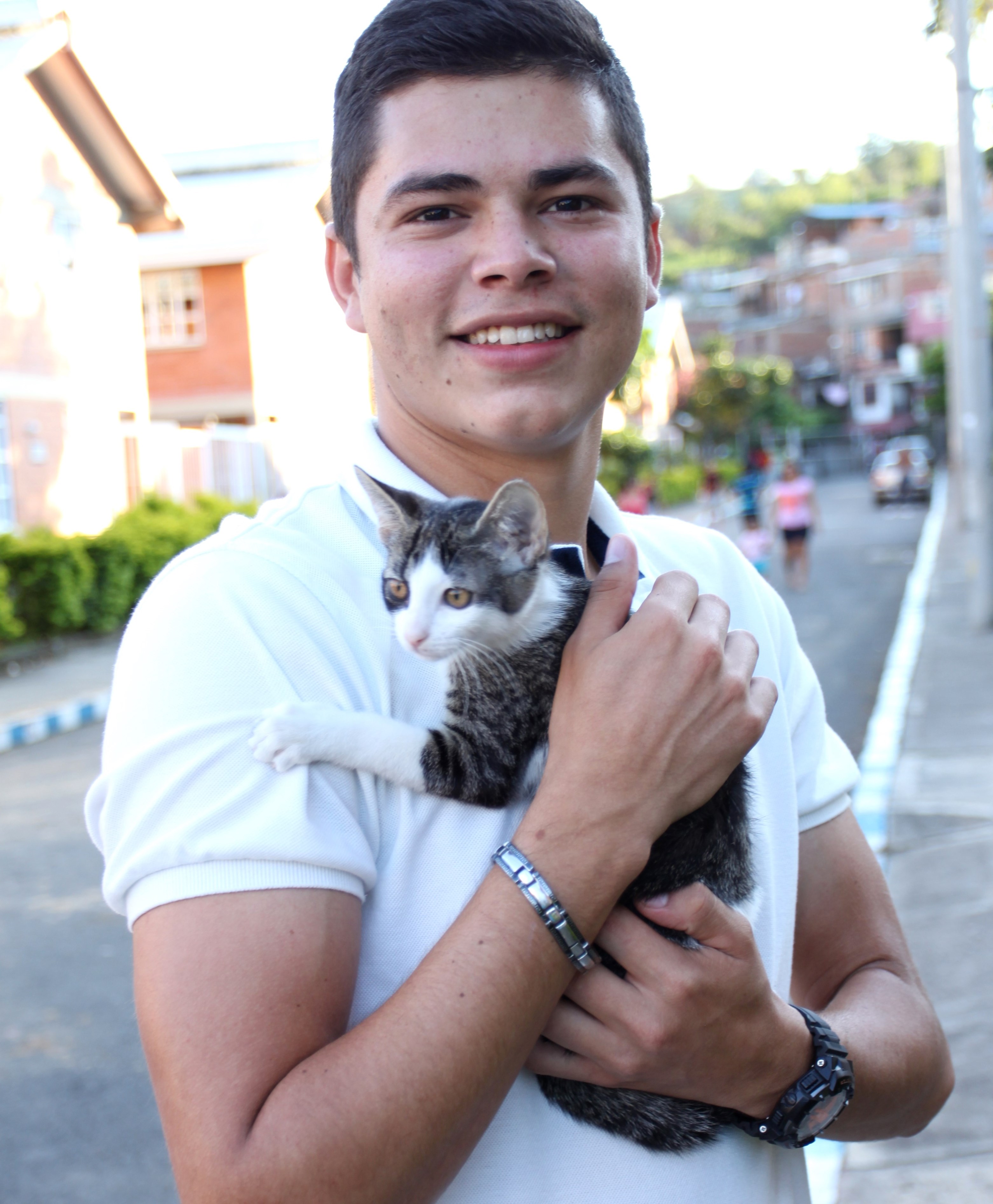 Geinson med sin kjære katt. Foto: SOS-barnebyer