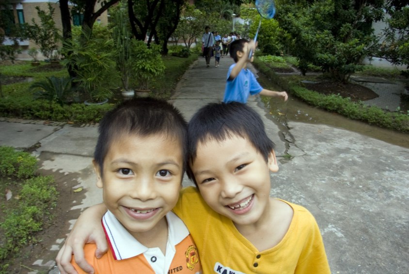 Gode venner i barnebyen i Viet Tri. Foto: Benno Neeleman