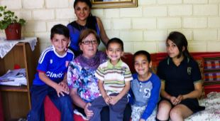Her er Graciela Moraga med noen av de syv barna hun har ansvar for i dag. Foto: SOS-barnebyer